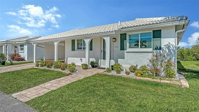 Building Photo - 909 Spanish Dr N