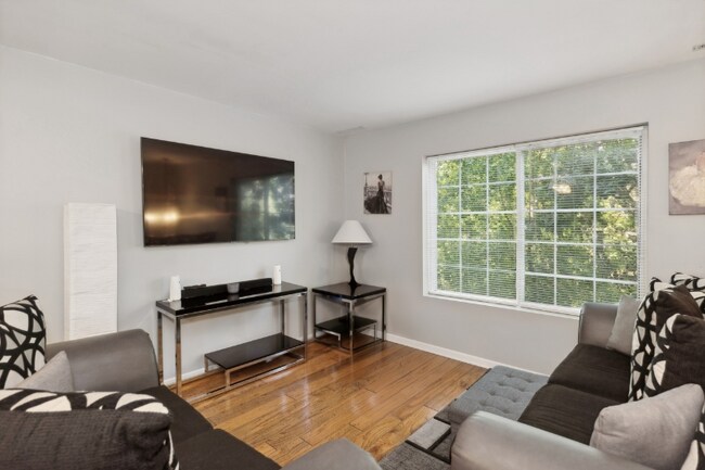 Foto del edificio - 328 W Whispering Oaks Ln