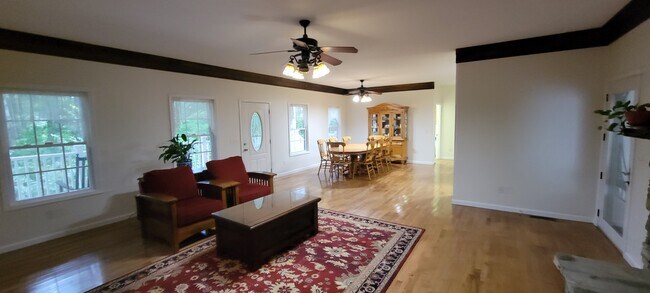 Foto del edificio - 690 Pinewood Dr