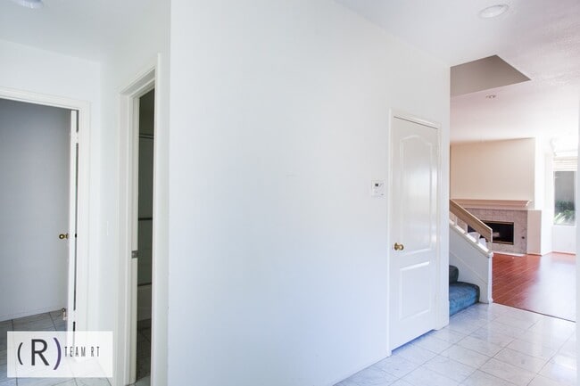 Building Photo - Fully Furnished 3be/3ba Home in Desirable ...