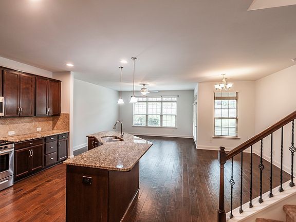 Área de cocina, comedor y sala de estar - 2120 Sullivan St