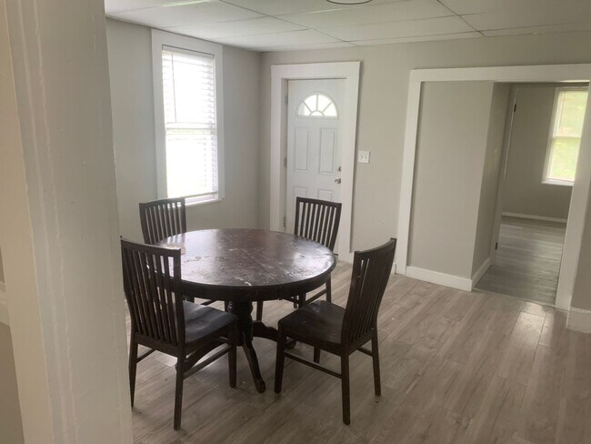 Building Photo - Section 8 Accepted! Spacious newly renovat...