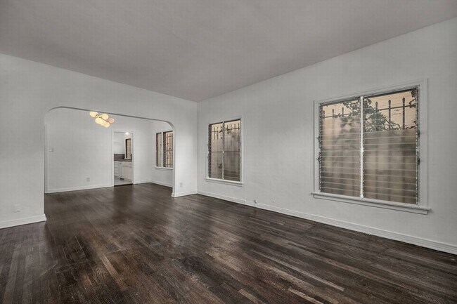 Foto del edificio - Sunning unit walking distance to shops on Fairfax