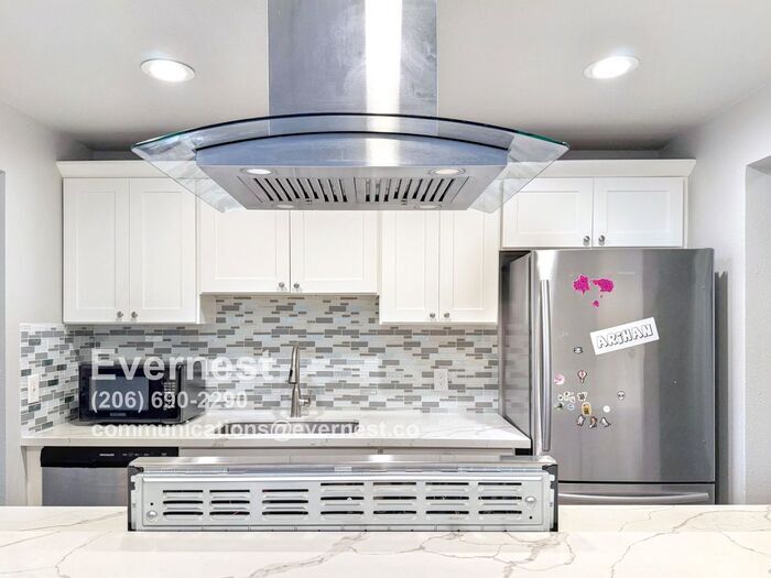 Foto principal - 3-Bedroom, 2-Bath Home in Convenient Locat...