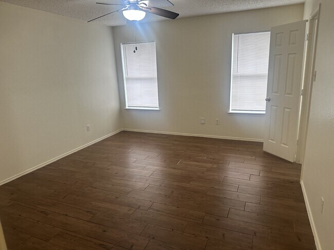 Foto del edificio - 8424 Cove Meadow Ln