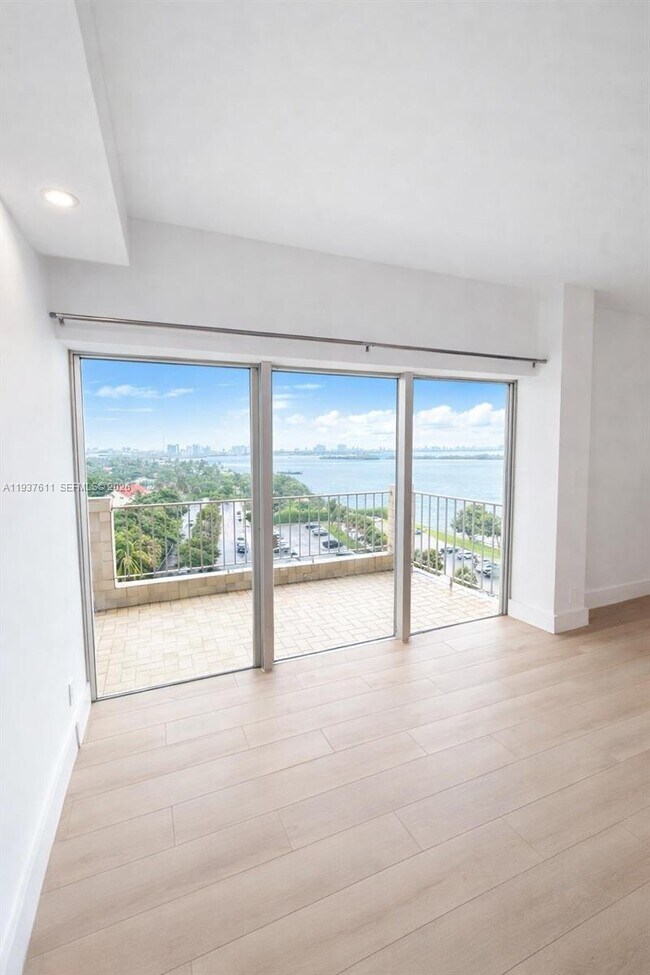 Foto del edificio - 880 NE 69th St