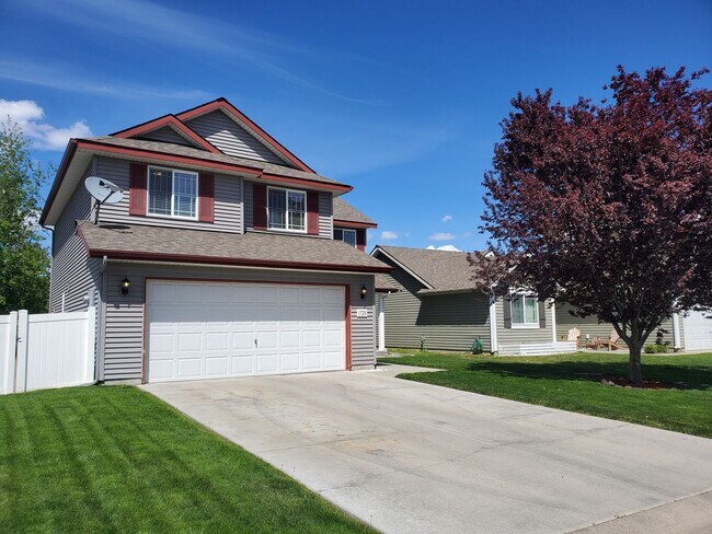 Foto del edificio - Beautiful 2 Story Home!