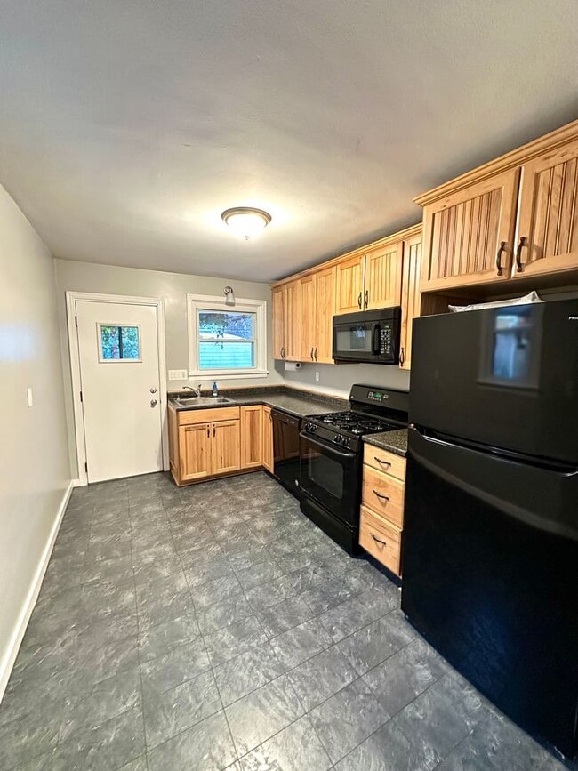Building Photo - Charming 2 Bed, 1.5 Bath w/ Bonus Space in...
