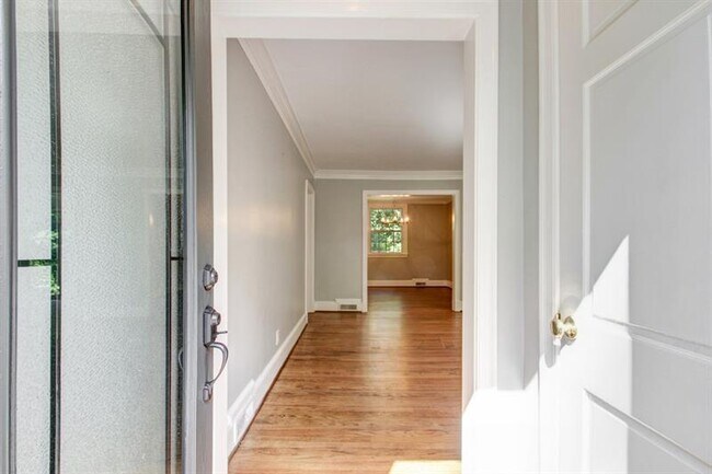 Foto del edificio - 4238 Peachtree Dunwoody Rd