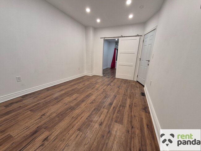 Building Photo - 156 Oakcrest Ave