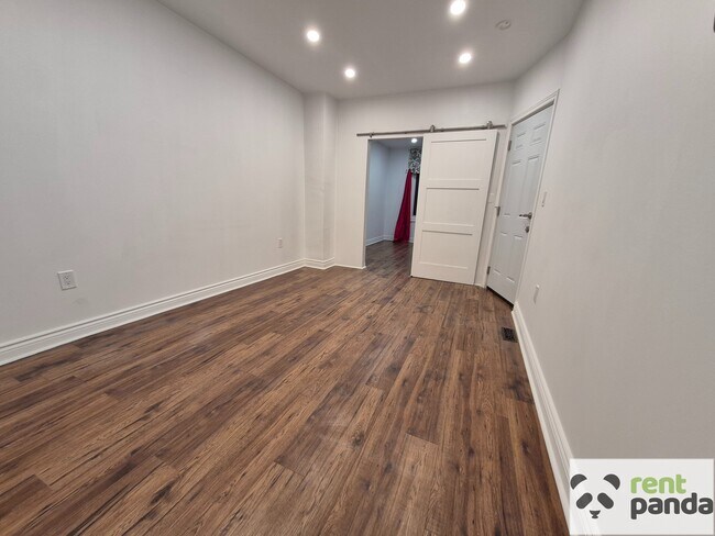 Photo du bâtiment - 156 Oakcrest Ave