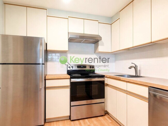 Foto del edificio - Lake View Apartment in a Peaceful Park Ridge Community