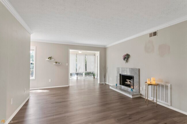 Building Photo - 801 Augusta Dr
