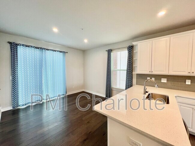 Foto del edificio - 240 Parkwood Ave