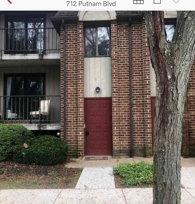 Foto del edificio - 712B Putnam Blvd