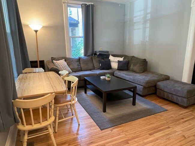 Sala de estar - 1100 15th Ave SE