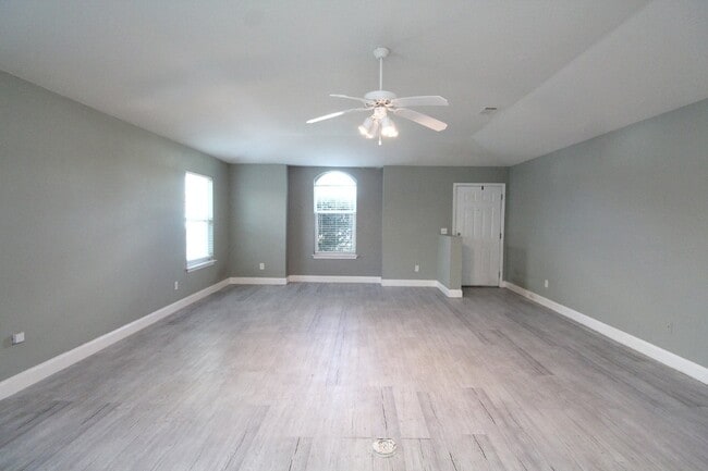Building Photo - Southwest Pensacola 3BD/2BA with Fenced Ya...