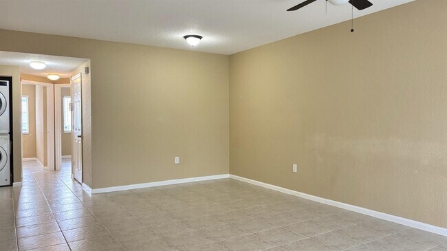 Foto del edificio - 1103 Golden Lakes Blvd