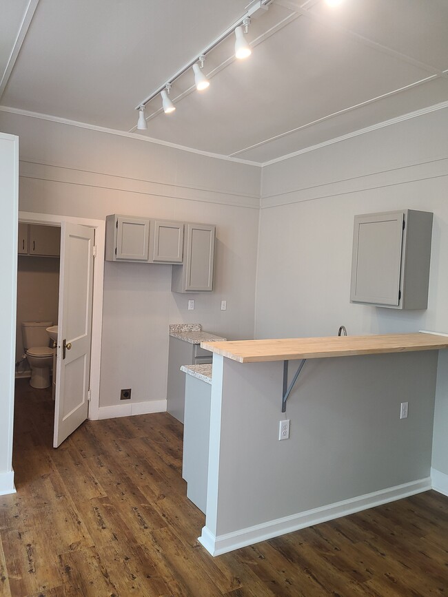 Building Photo - 318 Main St