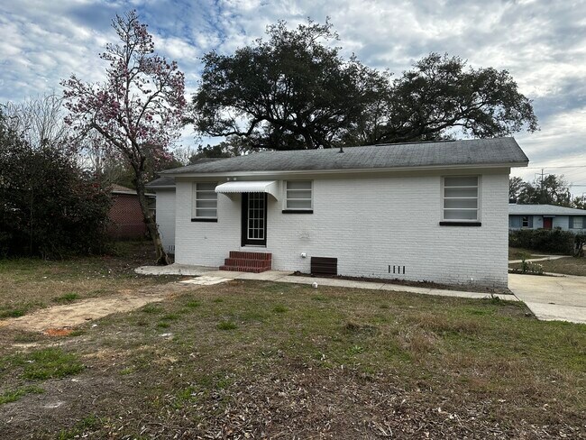 Back - 3402 W Lee St