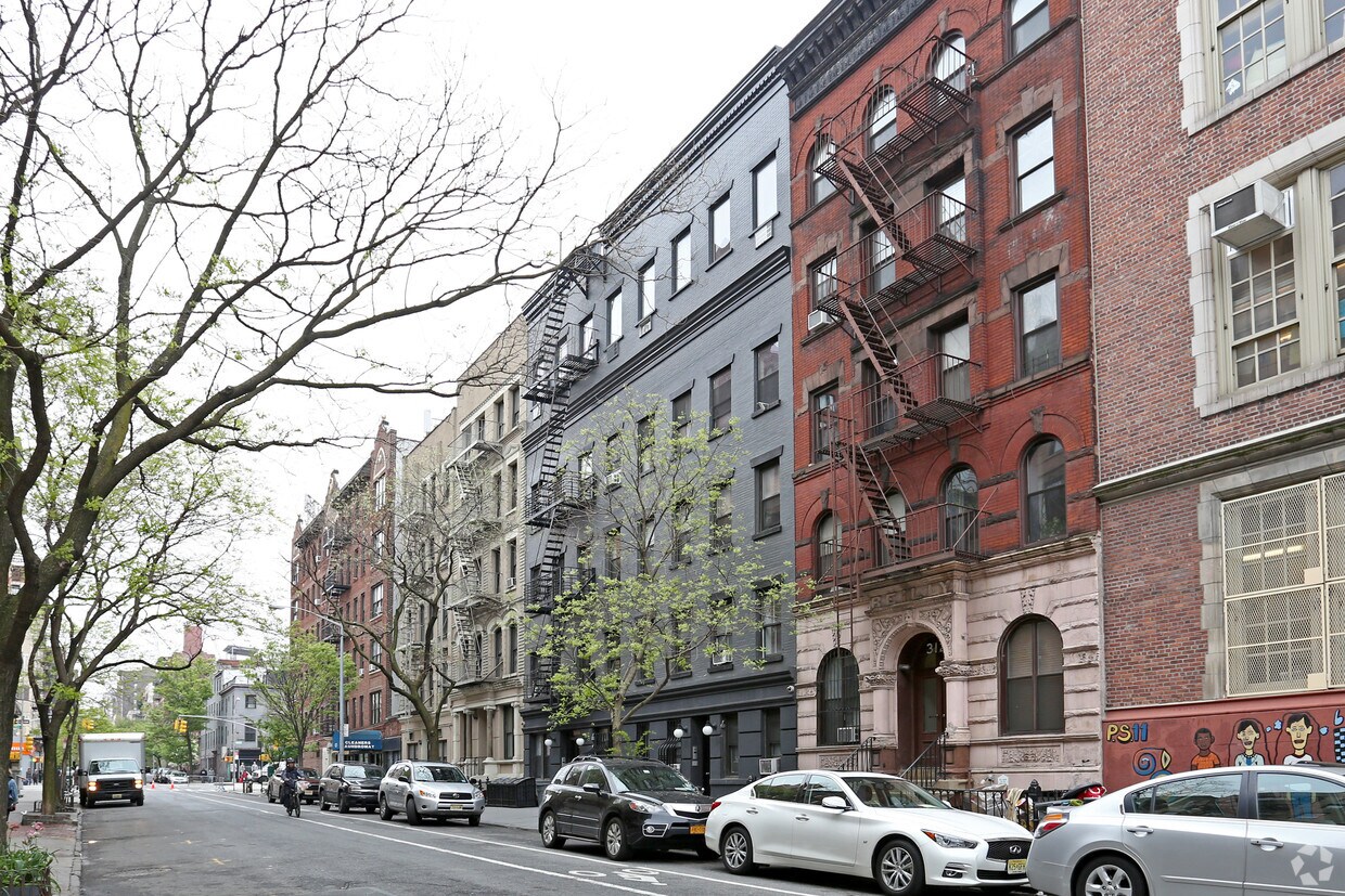 Primary Photo - 310 W 21st St