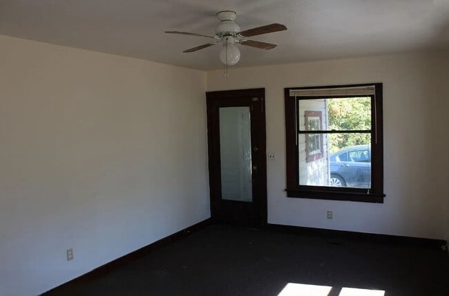 Foto del edificio - $2,000 gift card & $1000 of the security deposit with signed lease!!