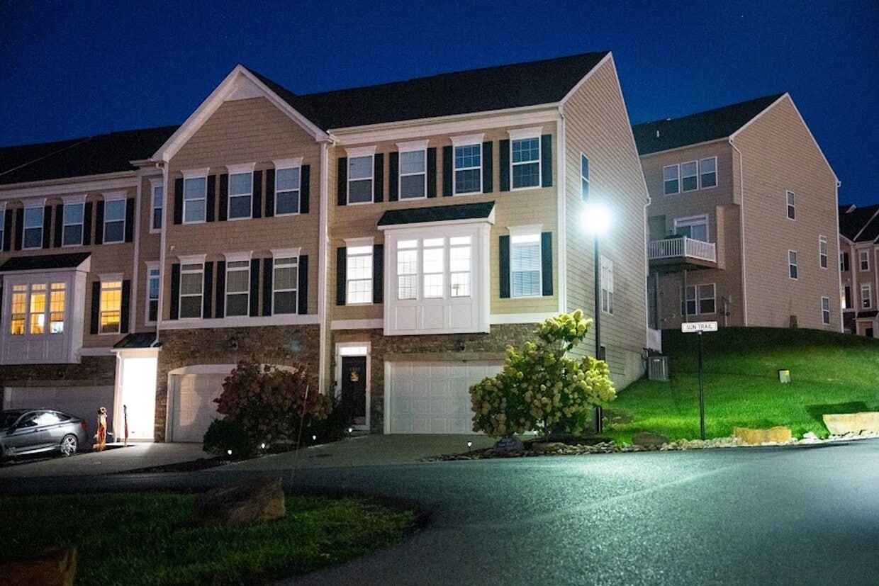4 Bedroom 3.5 Bathroom Townhome available House Rental in