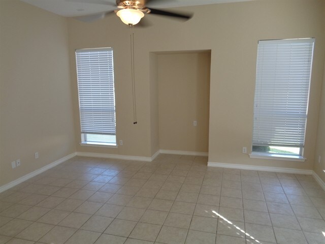 Building Photo - 2902 Saratoga Dr