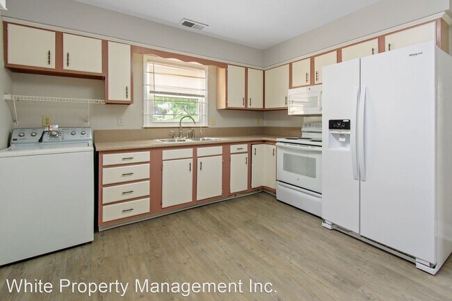 Foto del edificio - 3 br, 1 bath House - 300 Arrowood Rd.