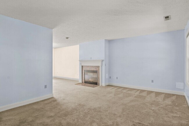 Building Photo - 3 bed/2.5 bath Off street parking