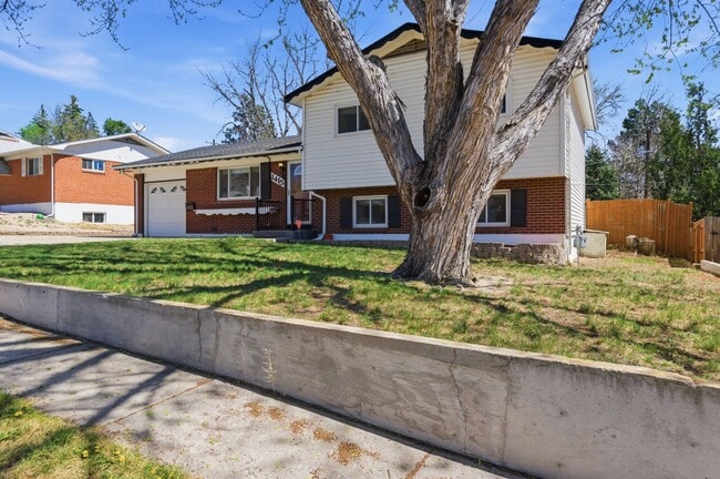 Building Photo - 1415 Holmes Dr