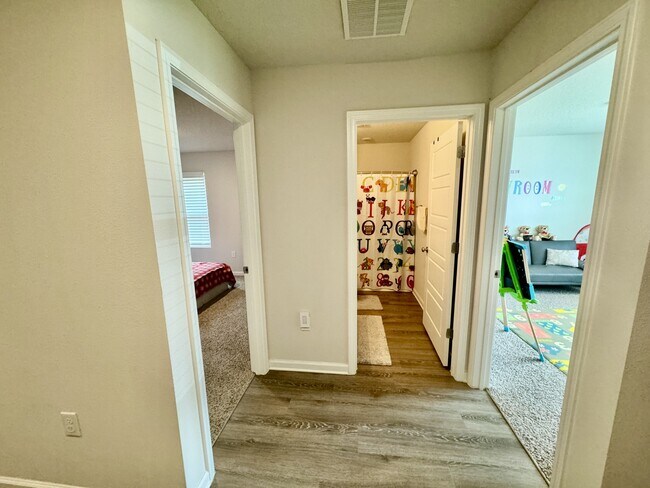 Building Photo - 914 Lovebird Ct