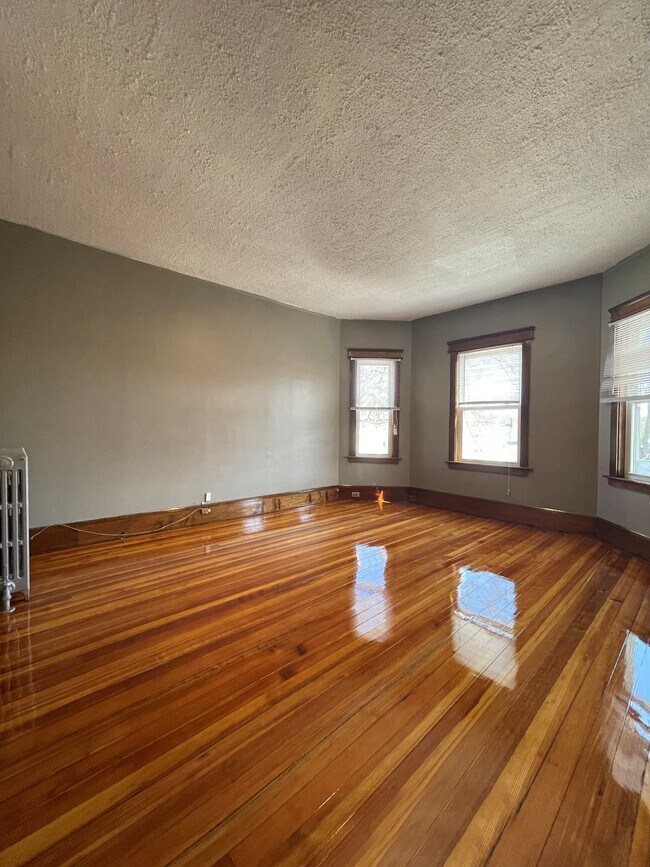 Building Photo - 33 Newburg St