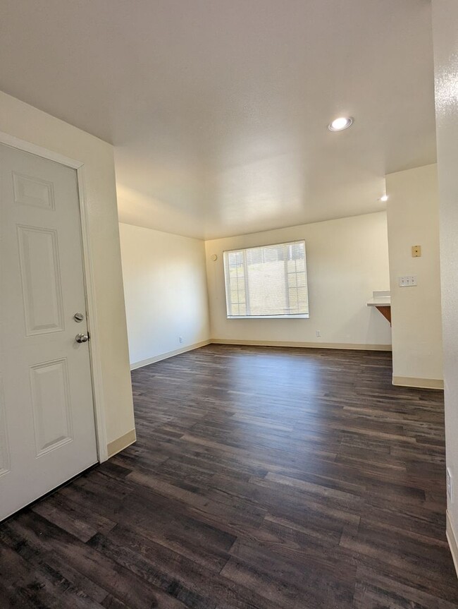 Building Photo - Nice 1bdrm/1bath Apartment Off Bailey Hill...