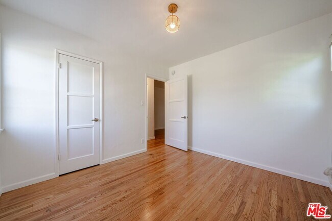 Foto del edificio - 823 Highland Ave