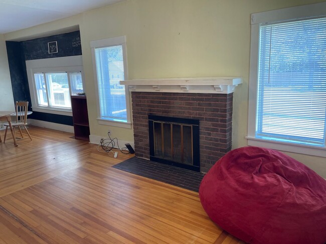 Building Photo - Victorian 4BD - Walking distance from Colo...