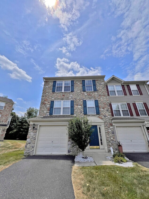 4554 Par Ct, Center Valley, PA 18034 Townhome Rentals in Center