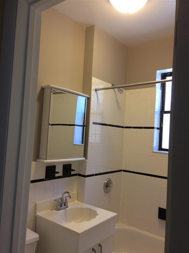 Foto del edificio - 9017 Bergenwood Ave