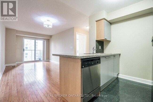 Photo du bâtiment - 16 Harrison Garden Blvd