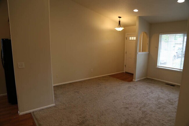 Foto del edificio - Single Level 4 bed 2 bath home