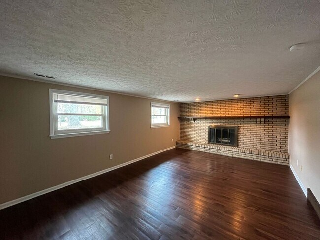 Building Photo - **Deposit Special $1500** 7415 Redcoat Dr ...