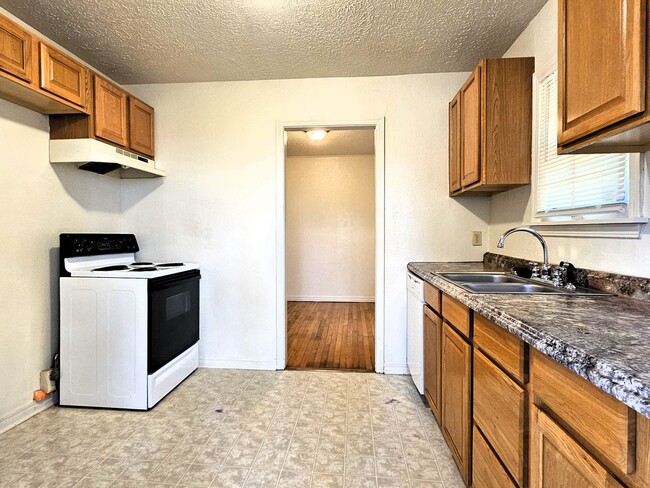Foto del edificio - Lovely 2 Bedroom Home With A 1 Car Garage!...