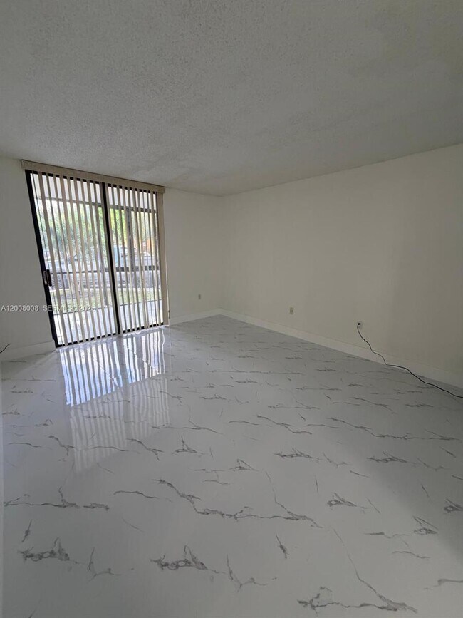 Foto del edificio - 18000 NW 68th Ave