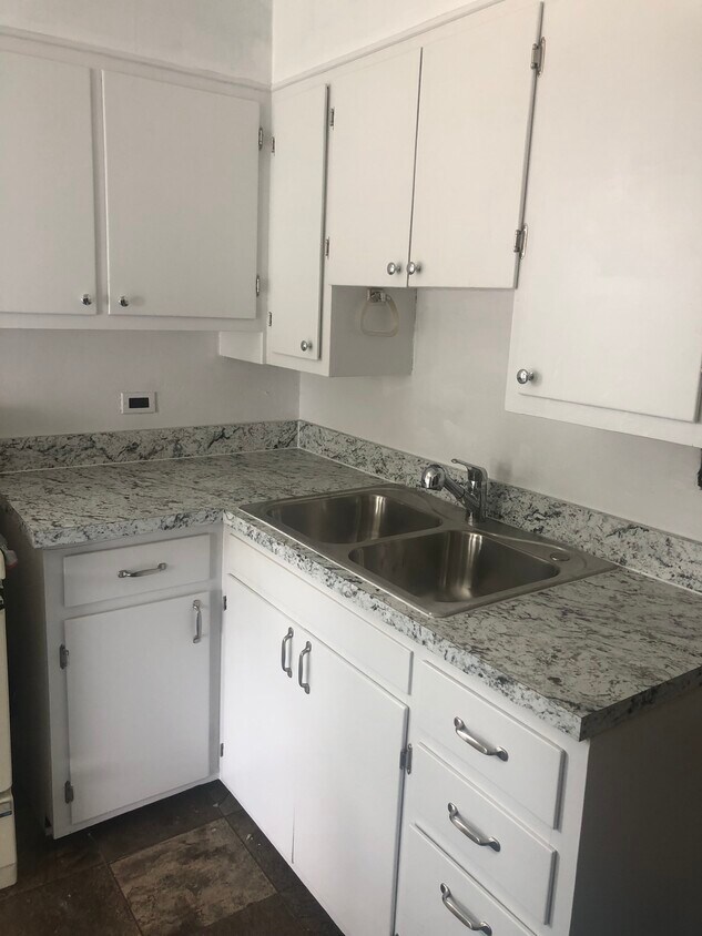 Primary Photo - 217 W High st