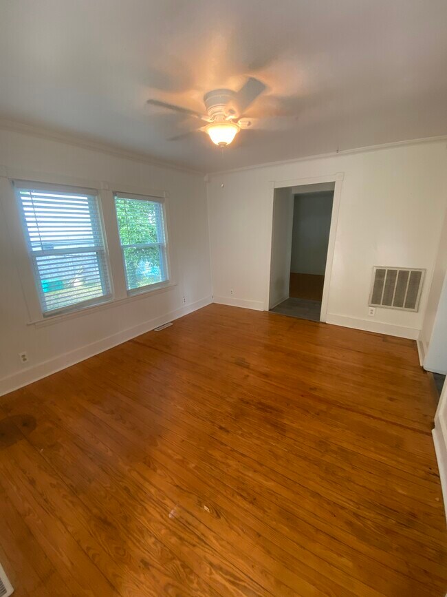 Foto del edificio - 117 Tubbs Mountain Rd