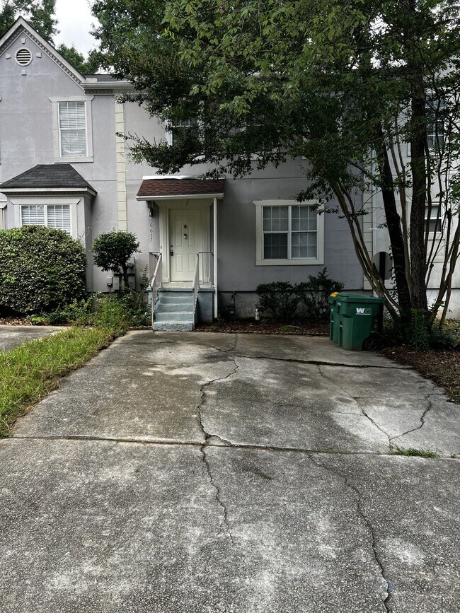 Foto del edificio - 6617 Meadow Green Cir