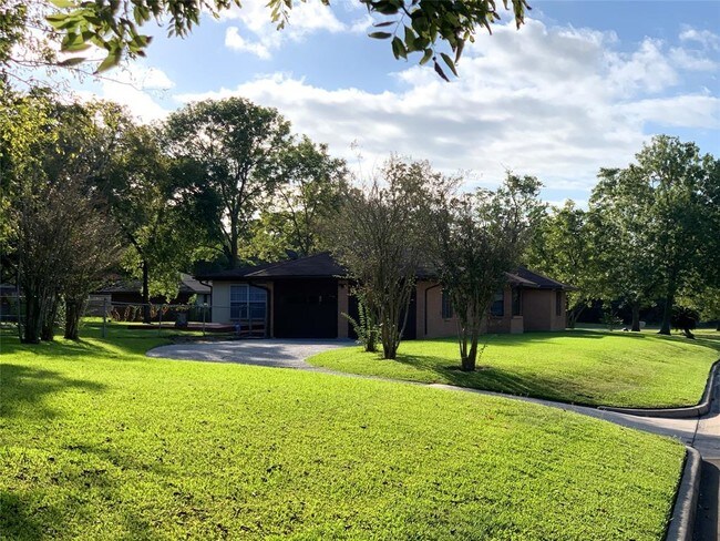 Building Photo - 122 Lakewood Dr