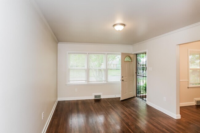Building Photo - 3158 Mensi St