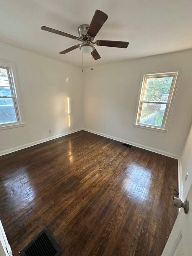 Building Photo - Cute 2 bedroom House with garage, large ba...