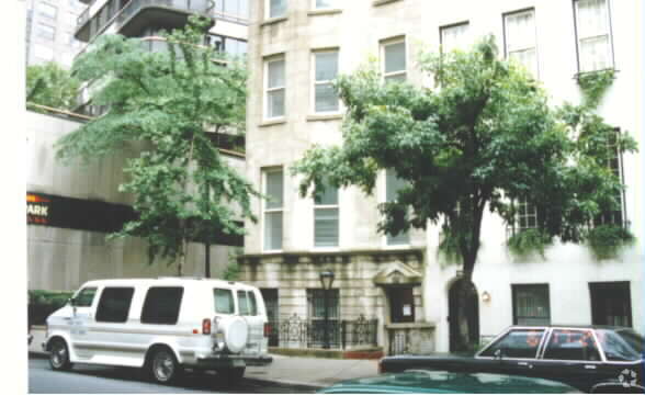 Primary Photo - 158 E 62nd St